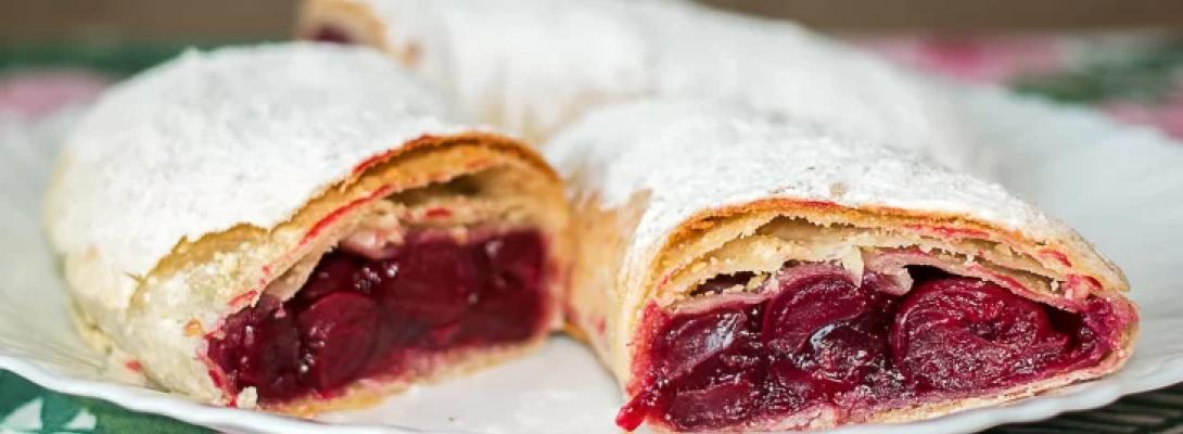 Штрудель з вишнею з листкового тіста: простий рецепт ароматного домашнього десерту 