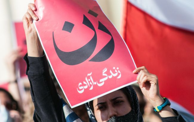 Режим Ірану тріщить по швах! Озброєні силовики переходять на бік протестувальників