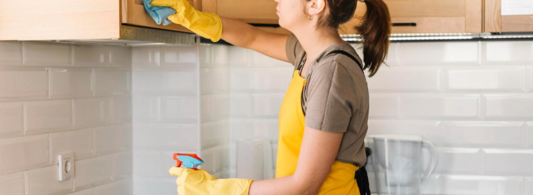 Втомилися від жирних плям на кухні? Професійні клінери діляться кращими лайфхаками