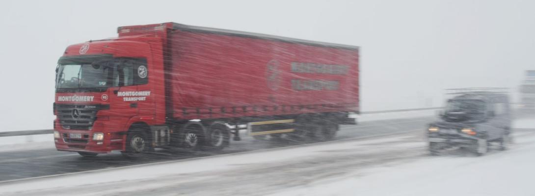 Слизькі траси і затори: де обмежили рух і що відбувається на дорогах в Україні