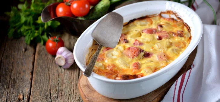 Швидкий і простий рецепт картопляної запіканки з сосисками та сиром у духовці