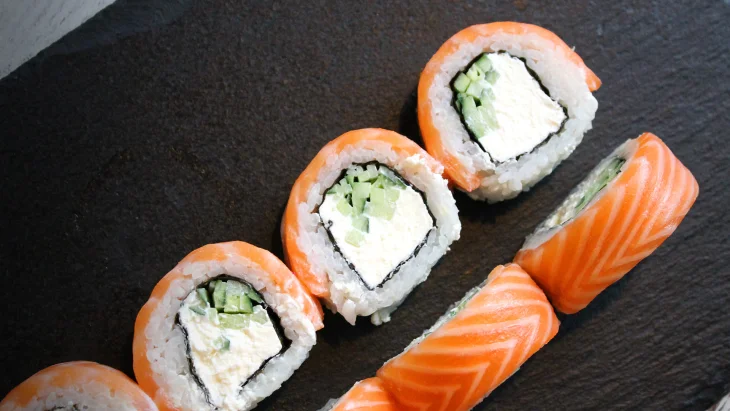 Паразити в сирій рибі: лікарі радять відмовитися від ролів і суші, щоб убезпечити себе