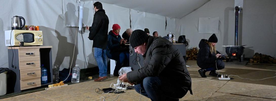 На Київщині 370 тисяч родин залишаються без світла через негоду та обстріли