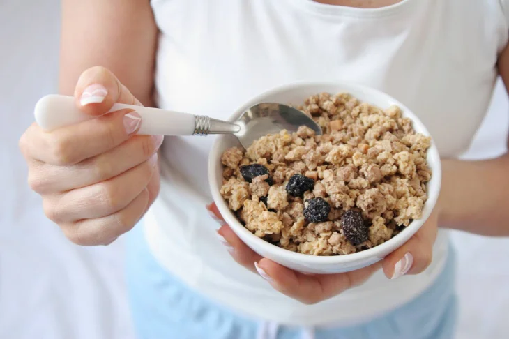 Дієтологи попереджають: ця популярна вівсянка призводить до збільшення ваги