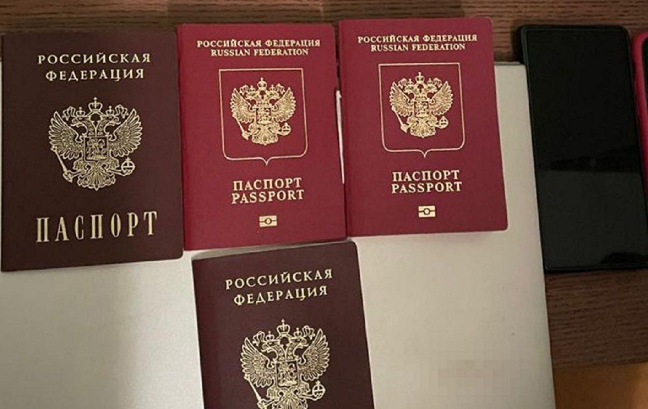 У Києві СБУ затримала директорку школи з російськими паспортами: подробиці