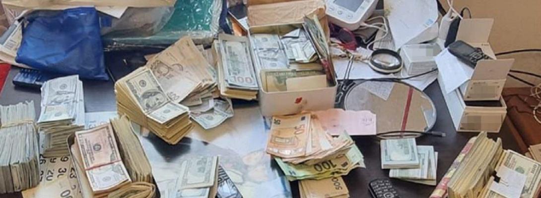 Війна та хабарі! 300 тисяч доларів у сейфі голови ВЛК: СБУ викрила масштабну схему