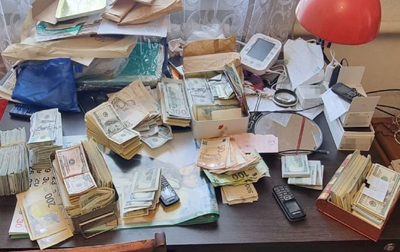 Війна та хабарі! 300 тисяч доларів у сейфі голови ВЛК: СБУ викрила масштабну схему