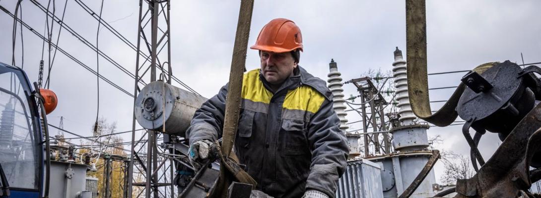 Енергетики та комунальники, які ліквідують наслідки ударів рф, отримають "бронь"