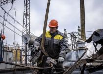 Енергетики та комунальники, які ліквідують наслідки ударів рф, отримають "бронь"