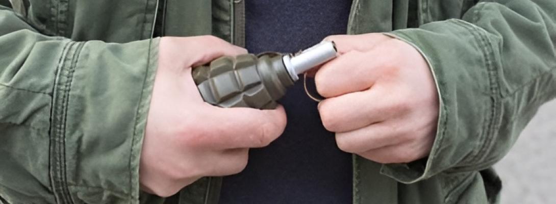 Граната посеред мітингу! Чоловік ледь не підірвав себе через відключення світла