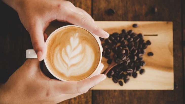 Не вся кава корисна: докладний розбір часу та умов, коли кофеїн може стати шкідливим
