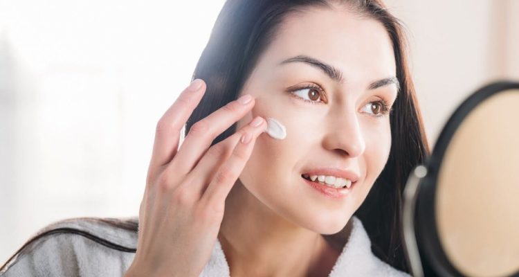 Дерматологи попереджають: жінки роблять цю поширену помилку у догляді за шкірою