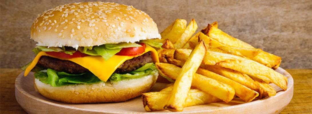 Вчені б’ють на сполох: регулярне споживання фастфуду прискорює розвиток деменції