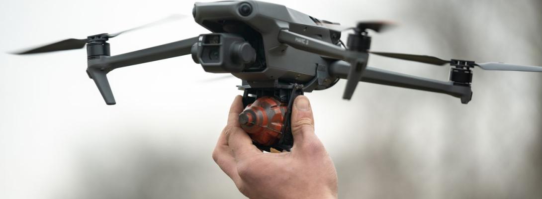 Росіяни дистанційно мінують Сумщину, скидаючи невеликі мішки з дронів (фото)