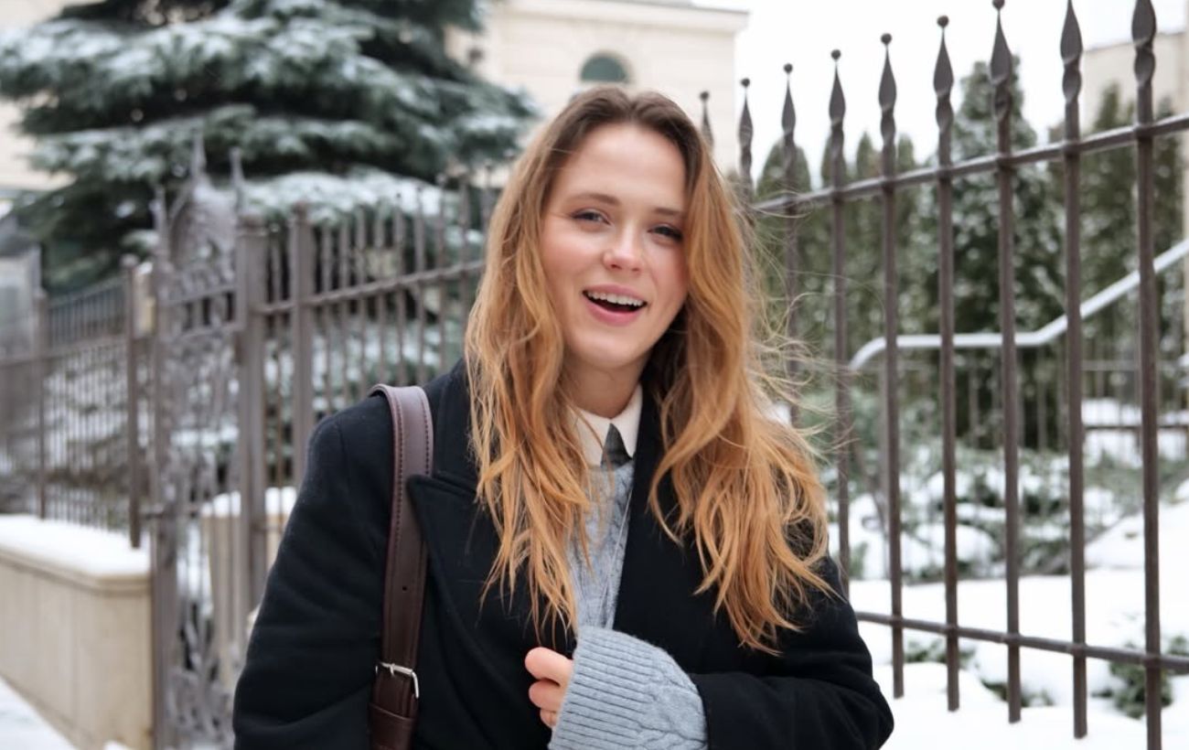 Анна Кошмал показала повсякденний образ із пальтом, який легко повторити