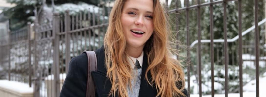 Анна Кошмал показала повсякденний образ із пальтом, який легко повторити