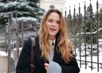 Анна Кошмал показала повсякденний образ із пальтом, який легко повторити