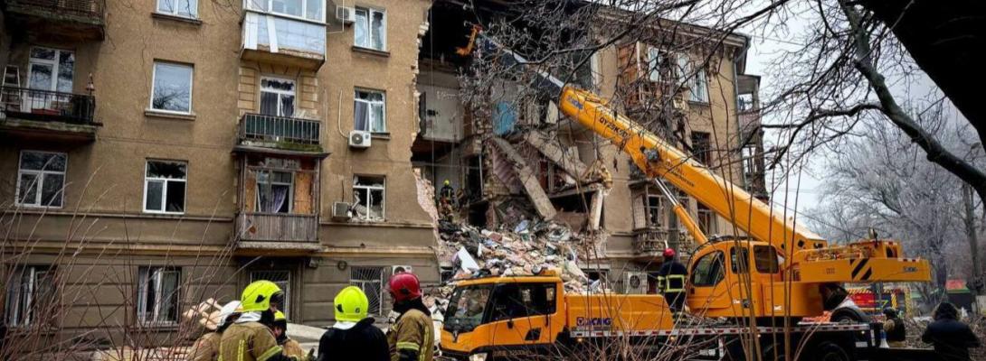 Розбитий будинок у центрі Одеси, під завалами шукають людей: усе про масований удар рф