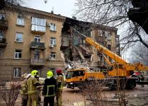 Розбитий будинок у центрі Одеси, під завалами шукають людей: усе про масований удар рф