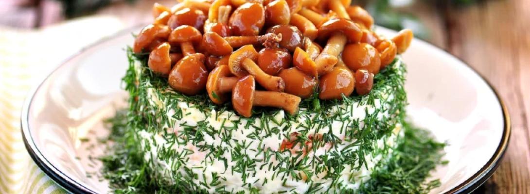 Салат із куркою та маринованими опеньками: проста страва для святкового столу