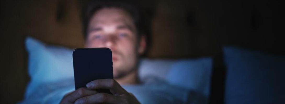 Скільки годин на день можна користуватися смартфоном без шкоди для очей: поради експертів