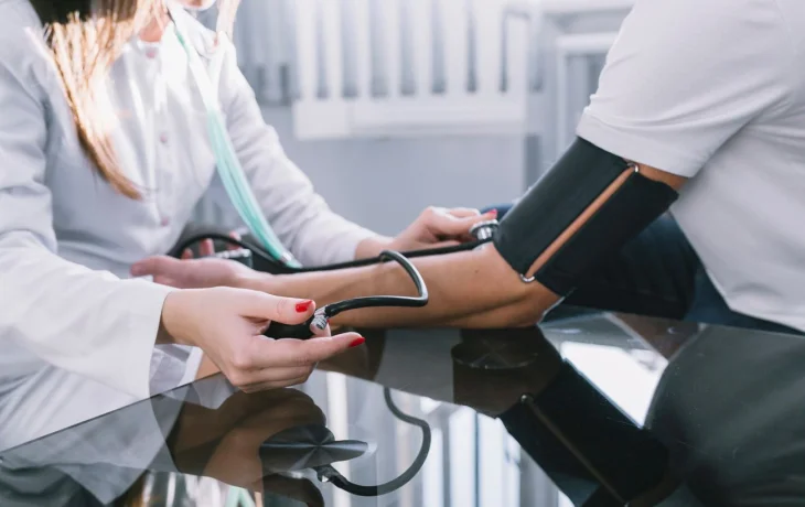 Як знизити артеріальний тиск без медикаментів: чотири ефективні та безпечні способи