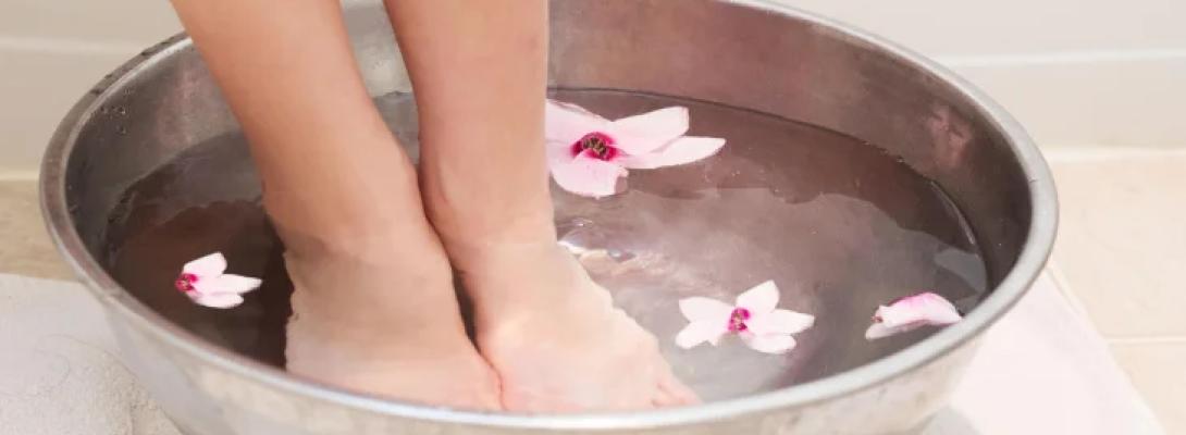 Метод, який усі знають з дитинства: лікар відповів, чи можна парити ноги під час хвороби