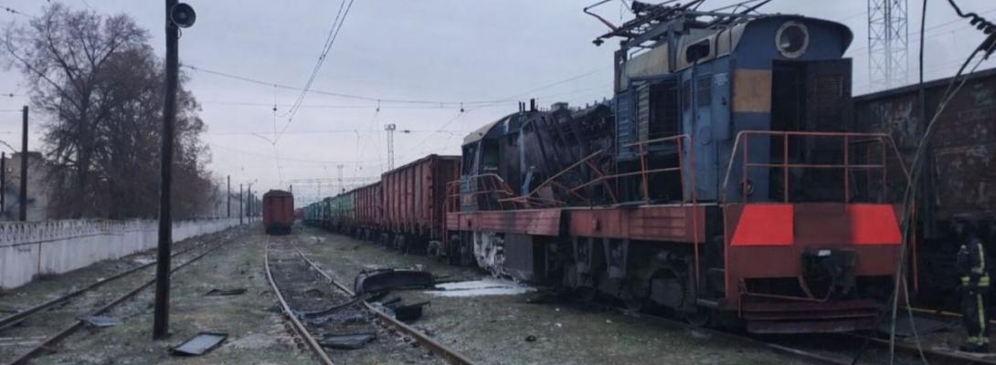 Ворог б’є по залізниці: на Запоріжжі дрон атакував станцію та пошкодив локомотив