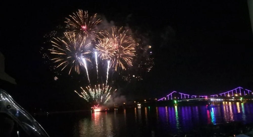 Хотів здивувати дівчину: нічний феєрверк у Києві обернувся катастрофою для чоловіка