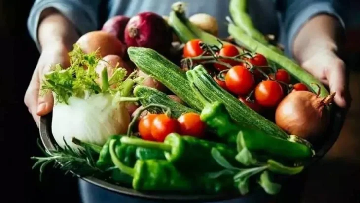 Забудьте про відчуття голоду! 10 фруктів і ягід, які варто включити у щоденне меню