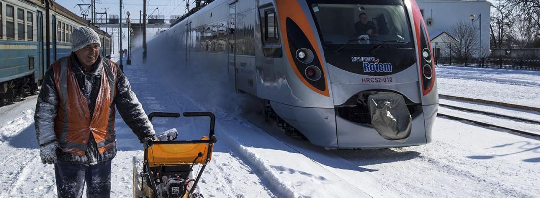 Затримки й автобуси через обстріли: в яких областях поїзди УЗ курсують сьогодні інакше