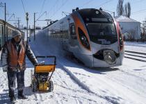 Затримки й автобуси через обстріли: в яких областях поїзди УЗ курсують сьогодні інакше