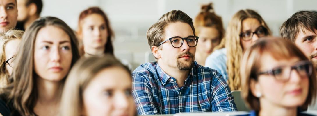 На 40% менше відрахувань: як дозвіл на виїзд за кордон 18-22-річних вплинув на освіту