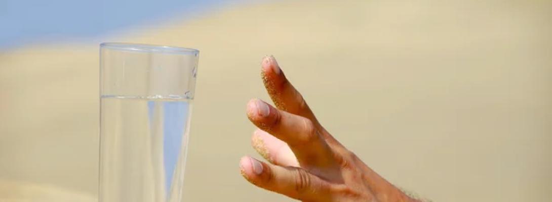 П’єте багато води, але спрага не минає? Медики назвали симптоми, які не можна ігнорувати