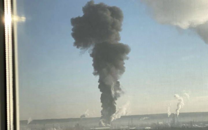 Такого ще не було! Дрони СБУ вщент рознесли Ухтинський НПЗ за 1750 км від кордону