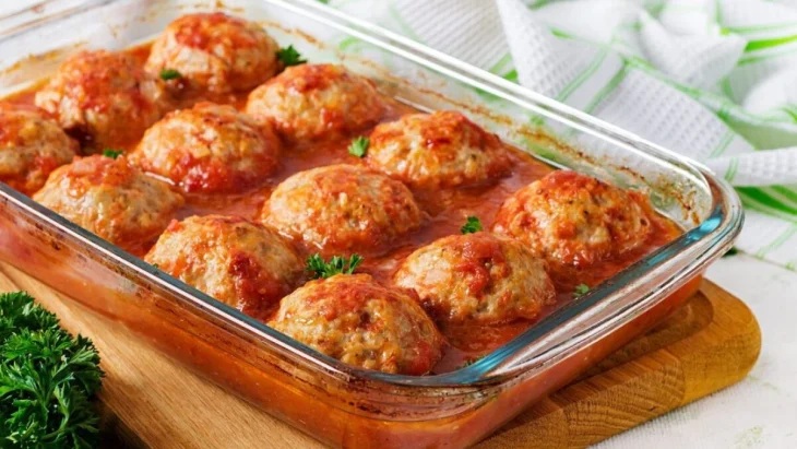 Кулінарна магія: як приготувати ідеальні фрикадельки у соусі з медом та часником