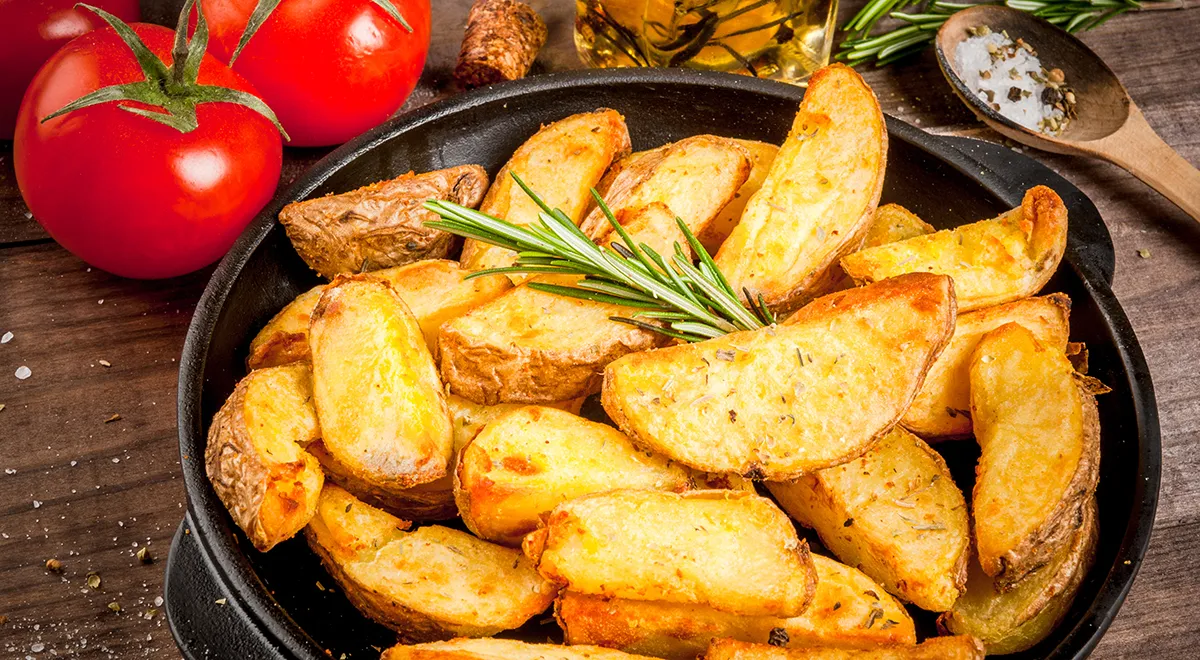 Золотиста та хрумка: як приготувати смажену картоплю без олії на звичайній кухні