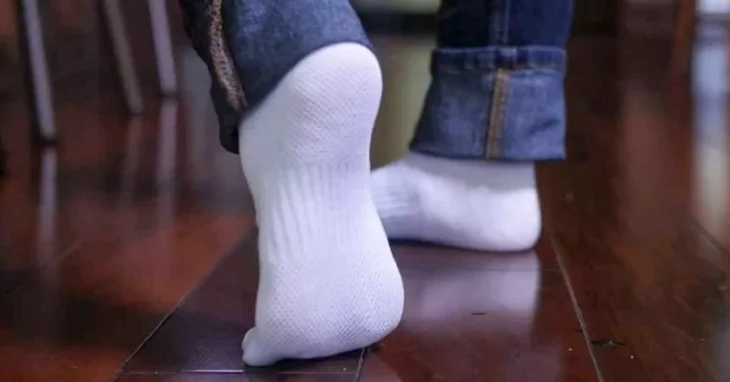 Не марнуйте час! Дізнайтеся 2 хитрі поради, як легко відіпрати білі шкарпетки