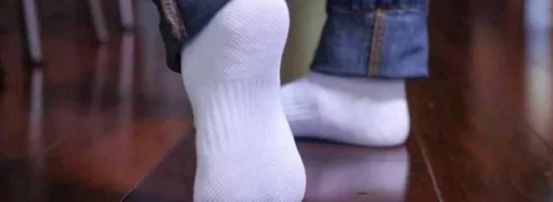 Не марнуйте час! Дізнайтеся 2 хитрі поради, як легко відіпрати білі шкарпетки