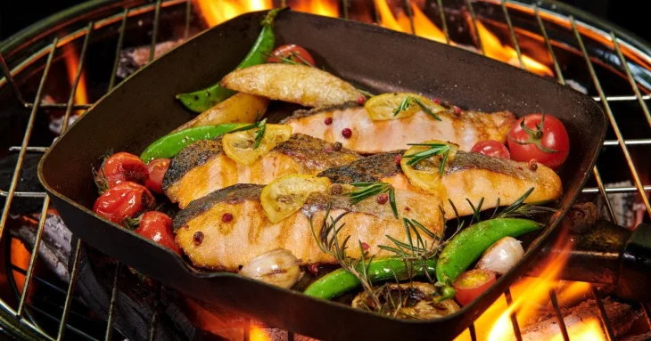 Чи потрібно накривати сковороду кришкою під час смаження риби: усі кулінарні секрети
