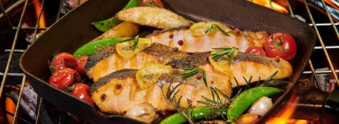 Чи потрібно накривати сковороду кришкою під час смаження риби: усі кулінарні секрети