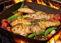 Чи потрібно накривати сковороду кришкою під час смаження риби: усі кулінарні секрети