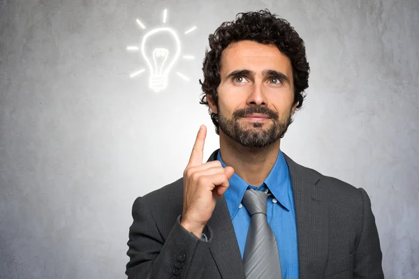 Як відрізнити розумну людину серед оточення: експерти назвали п’ять найважливіших ознак