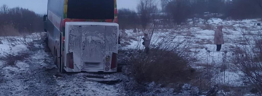Автобус із пасажирами злетів у кювет на трасі Львів-Луцьк: є постраждалі