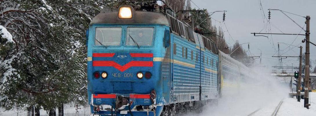 Негода й ворожі атаки змінили рух поїздів УЗ: де сьогодні обмеження й автобуси