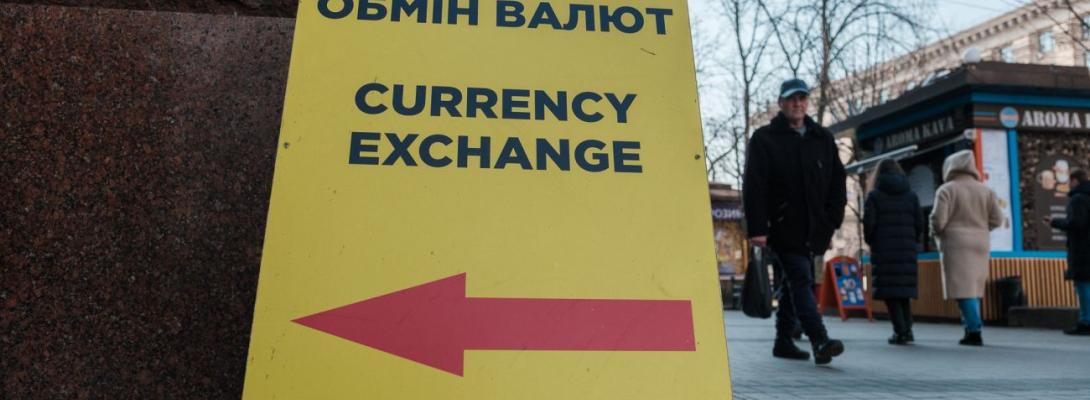 Де сьогодні вигідніше купити 100 доларів: "свіжий" курс у банках та обмінниках