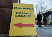Де сьогодні вигідніше купити 100 доларів: "свіжий" курс у банках та обмінниках