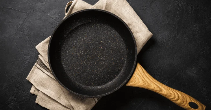 Забудьте про пригорілу їжу: цей метод врятує сковорідку і дозволить готувати без олії