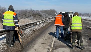 На дорогах яма на ямі: чому на Київщині зараз кладуть "холодний" асфальт 