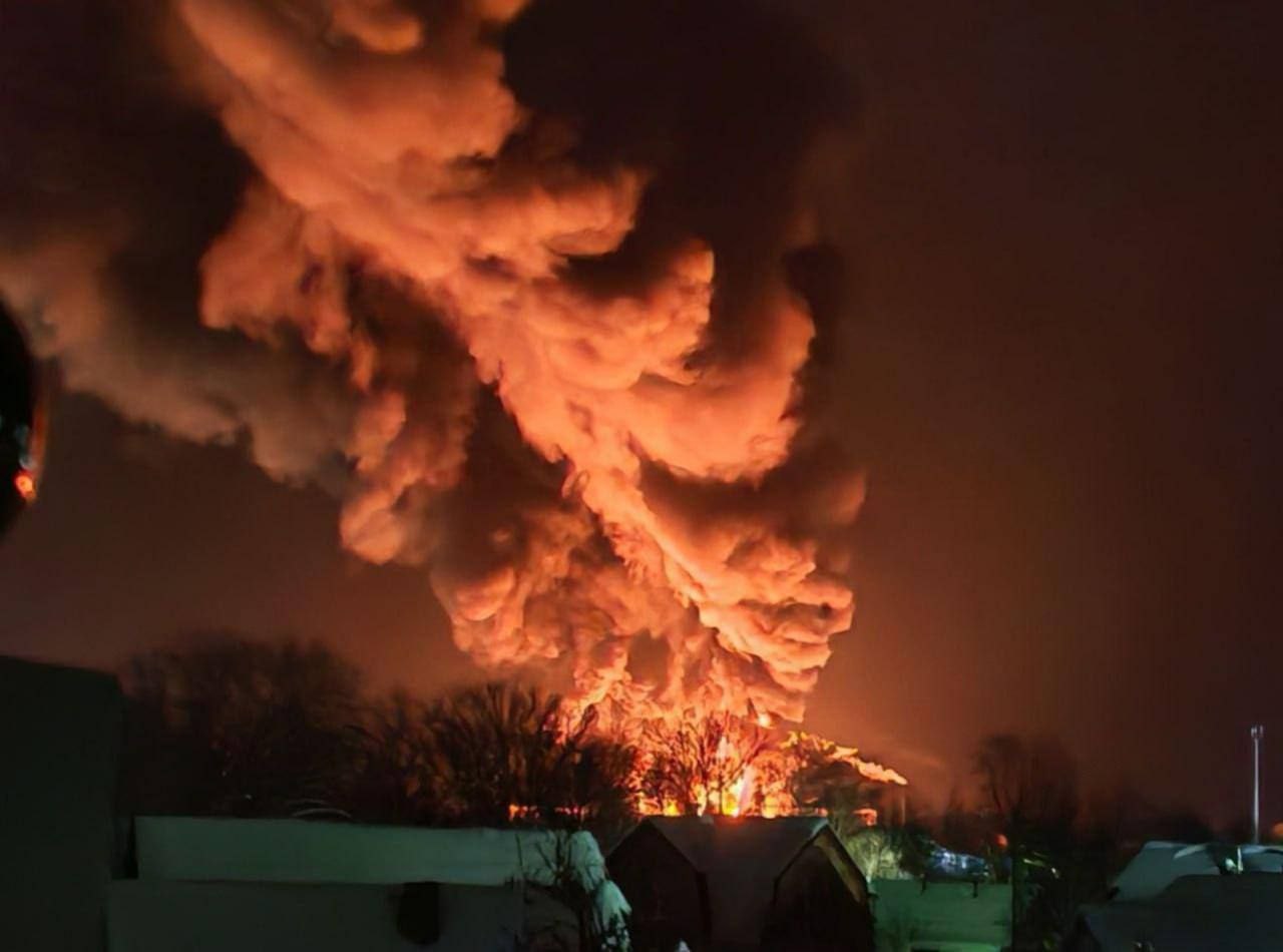 Вогонь і хаос! Невідомі дрони вщент рознесли нафтобазу у Псковській області